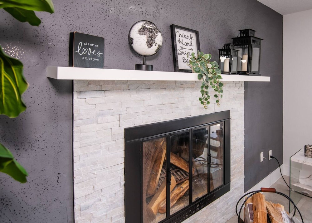 Riverside Retreat w Fireplace