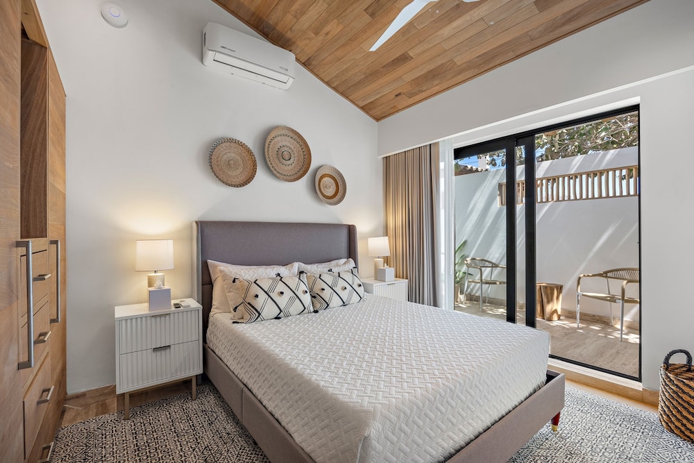 Private Careyeros Oceanfront Living