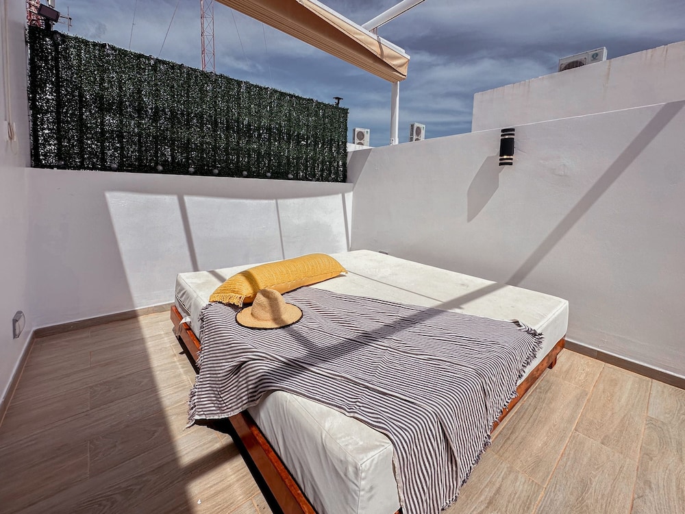 Fantastic Beach Penthouse With Rooftop BBQ
