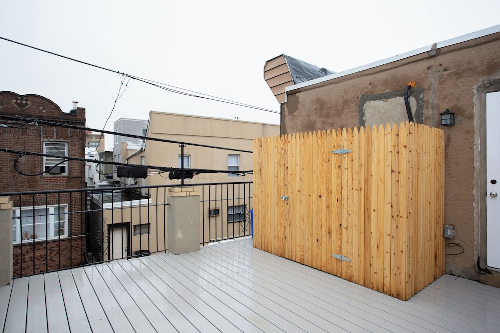 Stylish Minimalist Stay in City Center