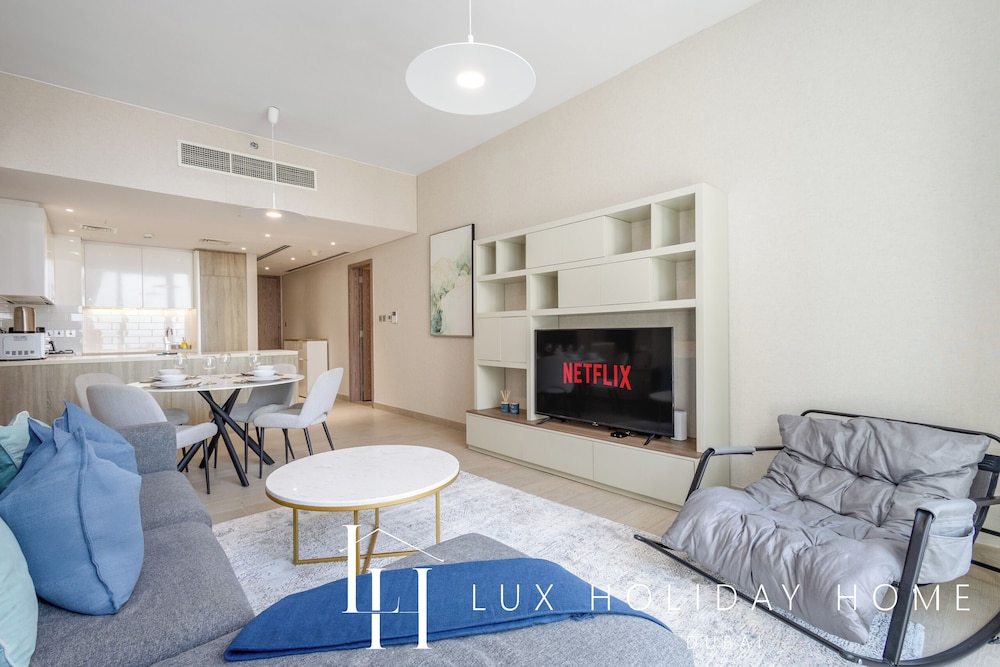 LUX LIV Contemporary Marina Suite 2