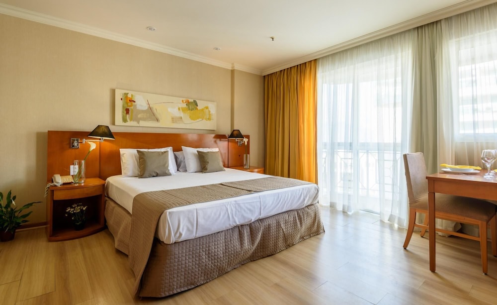 Cavirio T7 Suite Pool Gym Beach view 3