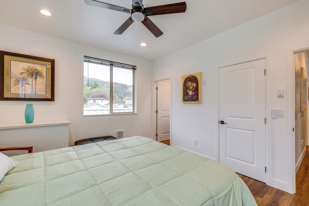Walk to Marina: Tillamook Bay Apt w/ Water Views!
