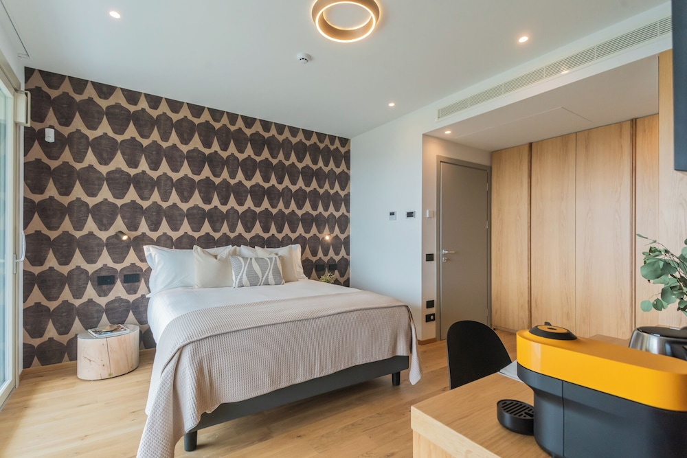 Pureview Luxury Suites, with breakfast & pool by Rent all Como