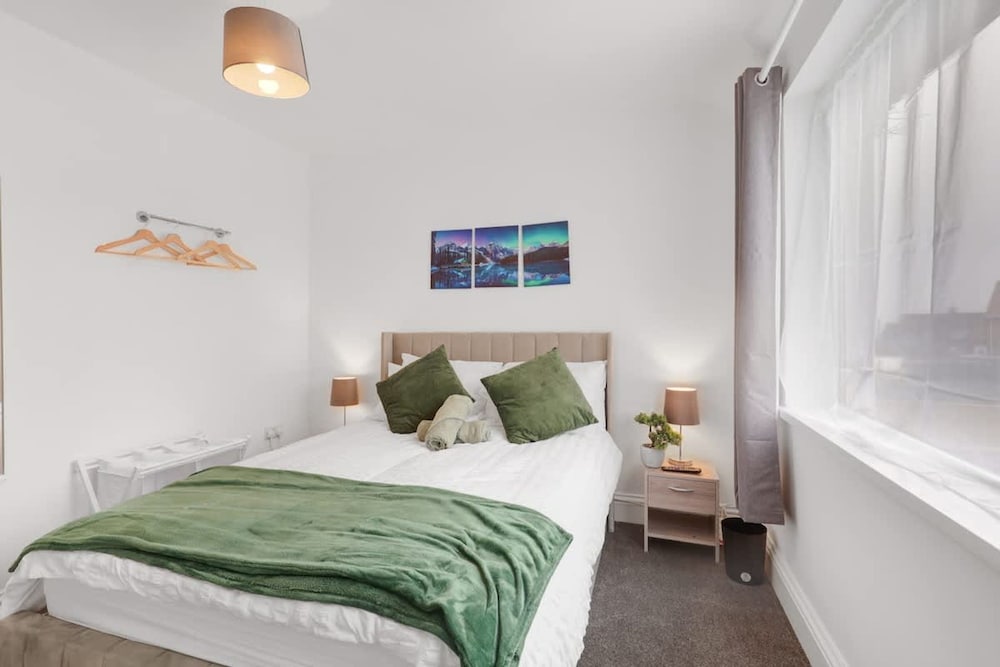 3 Bedroom House With Free Parking