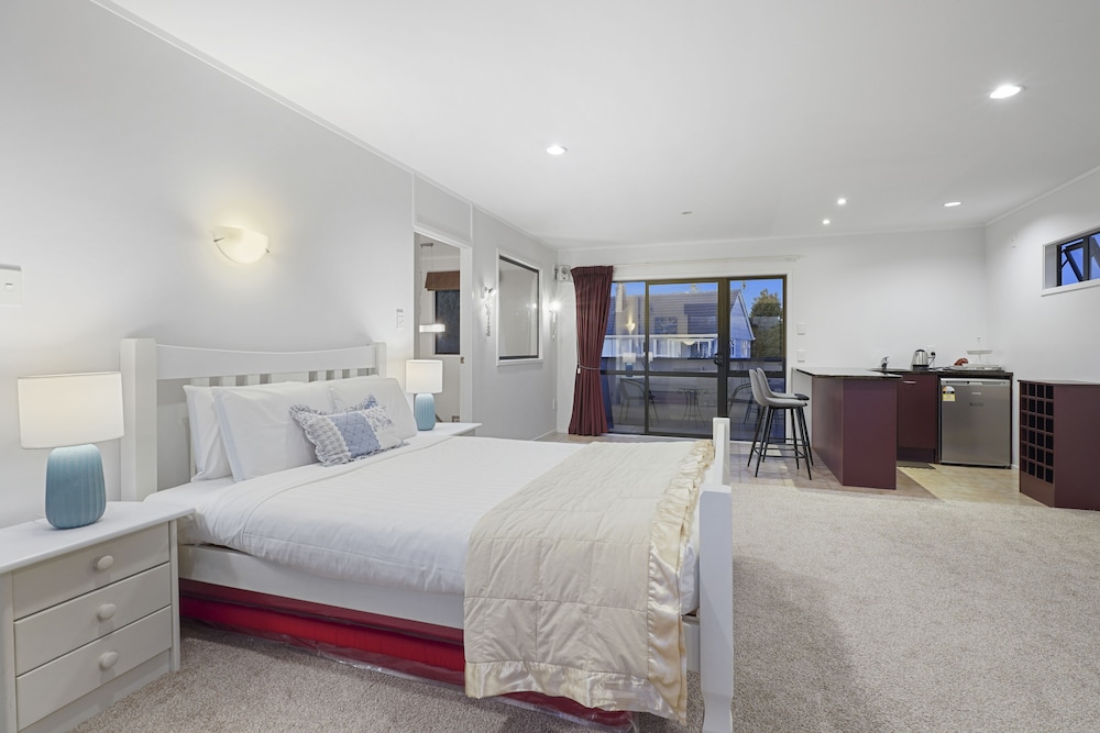 Spacious Family Home - Backyard-Mt-Views view 5