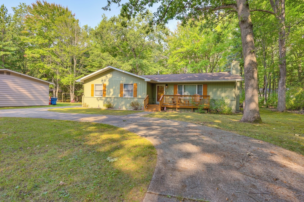 Houghton Lake Cottage Escape w/ Patio! view 3
