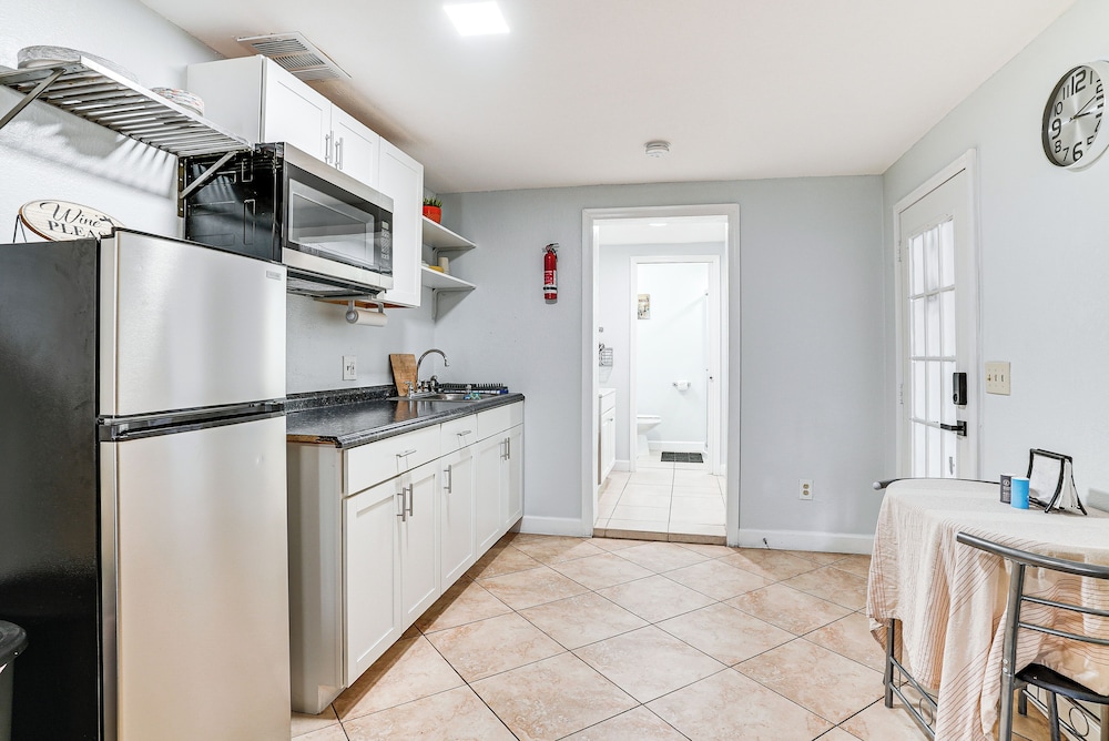 Screened Porch: Tampa Studio 4 Mi to Busch Gardens