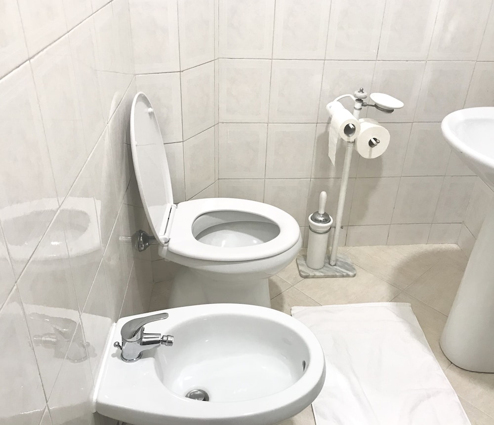 4 Bed-sleeps 8-central Rome-5 Min to Colosseum