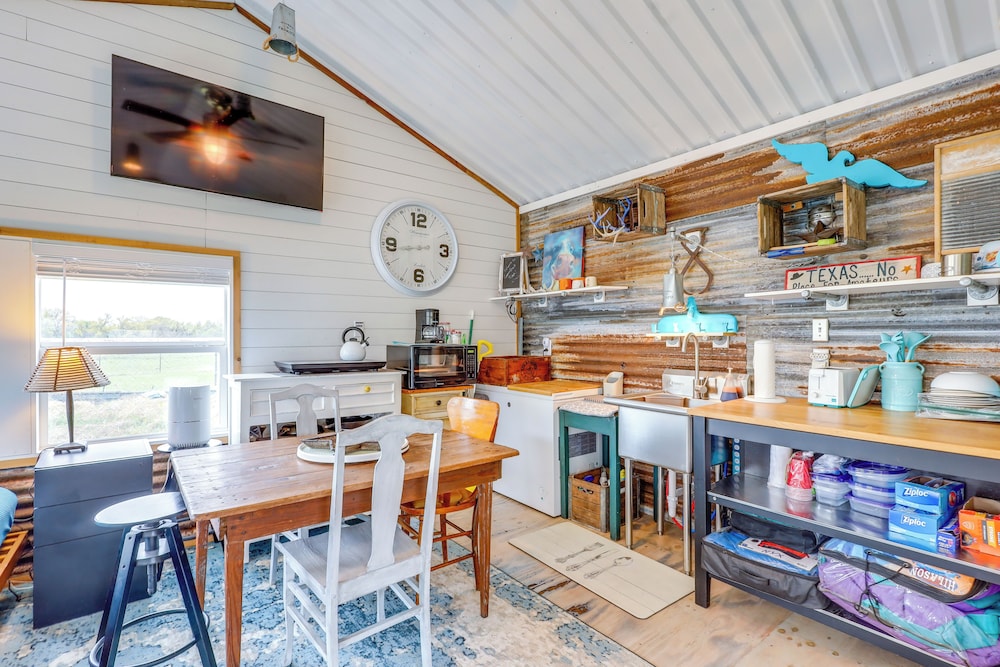 Bunkhouse on Working Texas Ranch w/ Horses & Cows!