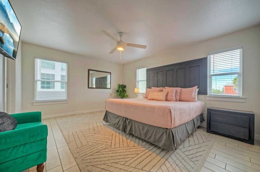 Sleeps 20! 2 Homes Near the Beach, Private Pools, Gameroom, Large Family Retreat