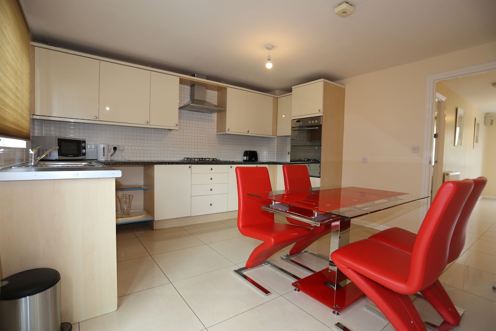 Beautiful 4 beds Hillview House