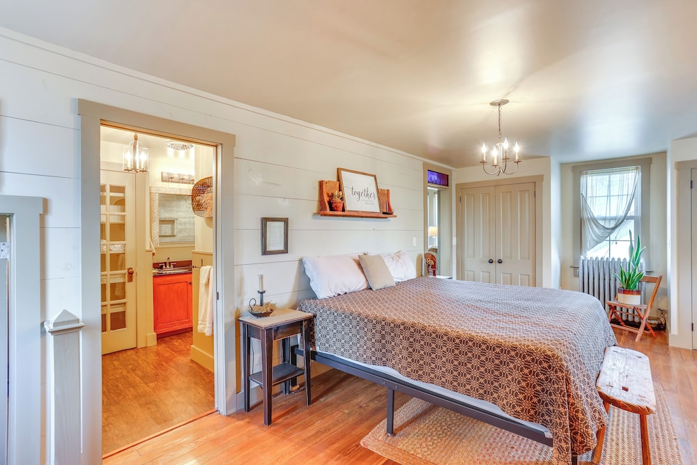 3 Mi to Dtwn: Charming Farmhouse in Mount Joy!