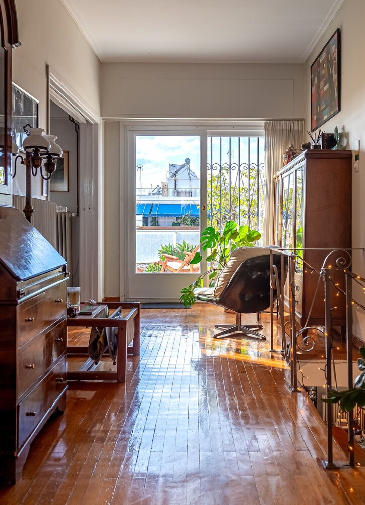 Chic 2BR Bright Penthouse With Open Wood Staircase