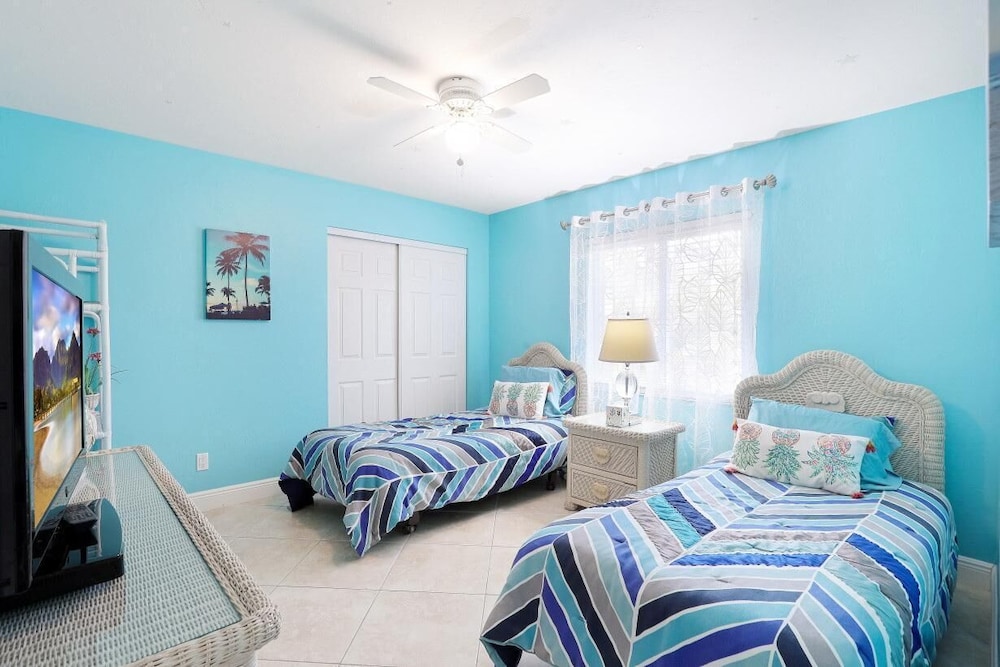 Centrally Located Pet-friendly Home With spa and Pool view 3