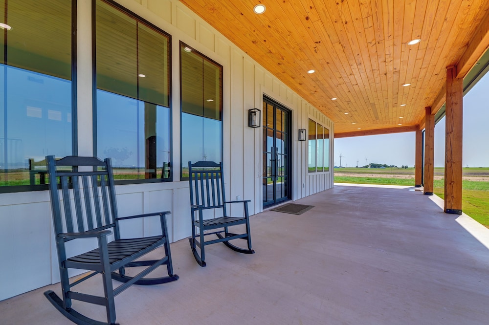 Rural Home w/ Hot Tub < 7 Mi to Winery & Golfing