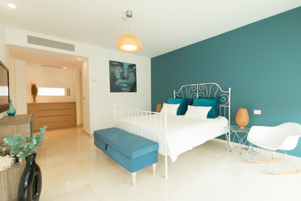 High Class Condo at Marina by FeelHome