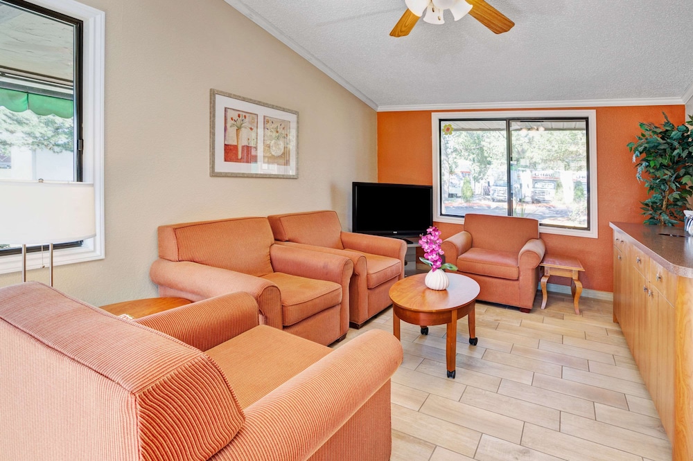 Detroit Vacations - Knights Inn Sterling Heights - Property Image 3