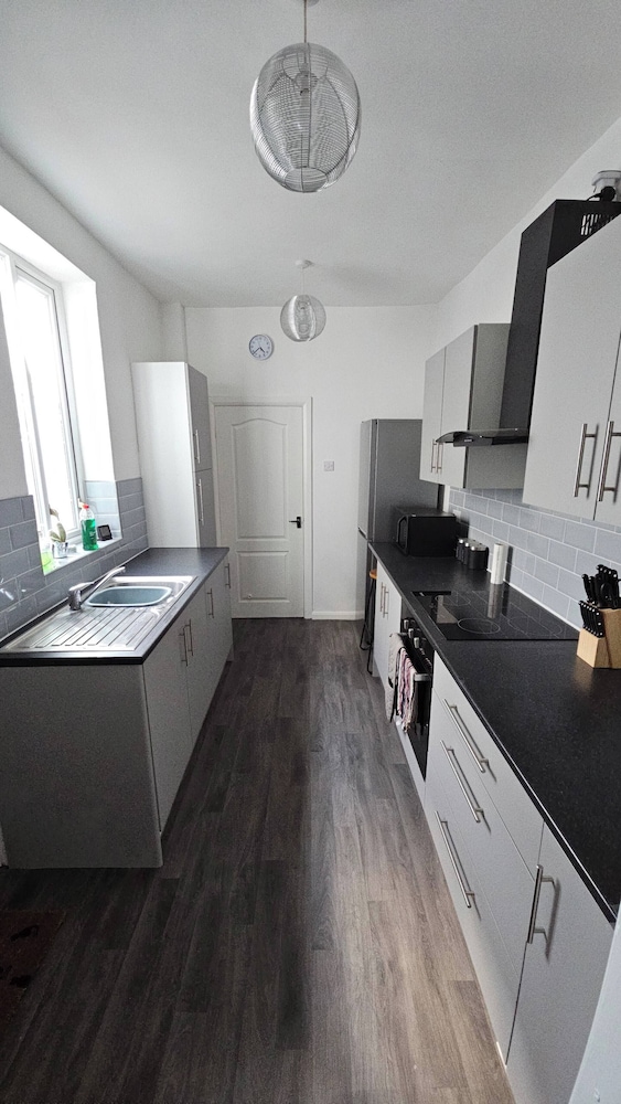 Charming 3-bedroom Home in Doncaster, Perfect for Family, Friends & Contractors
