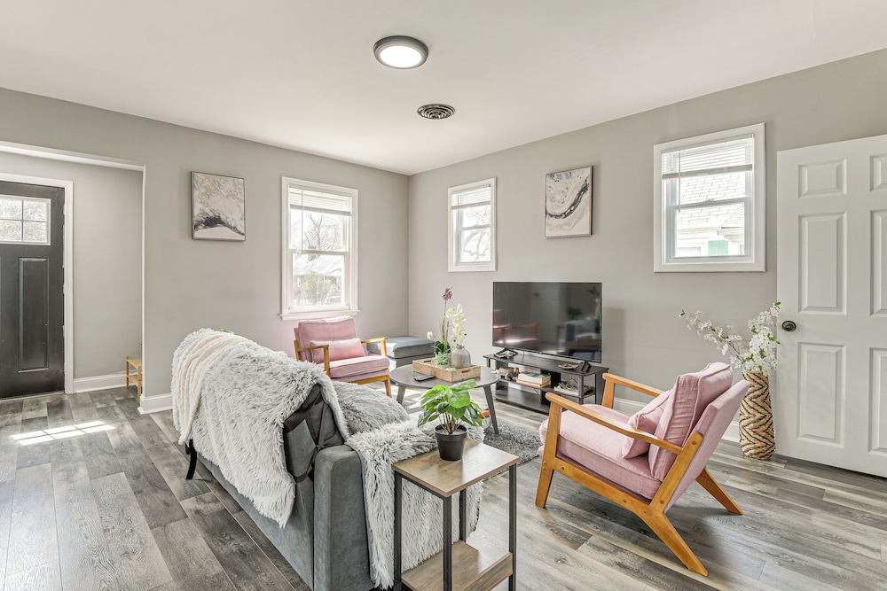 4 Mi to Universities: Quaint Parkville Apartment!