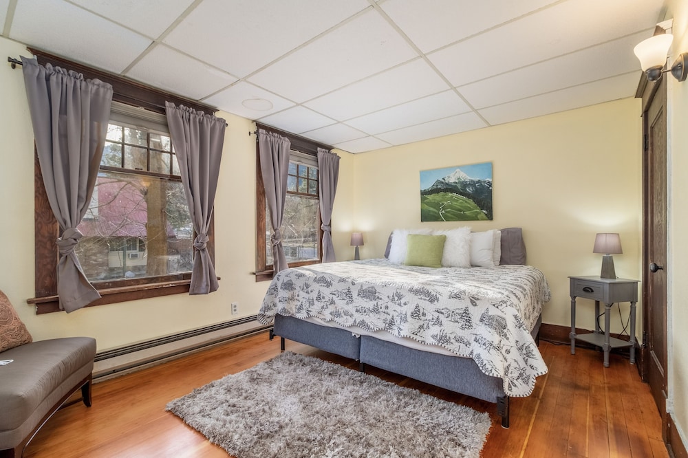Rockwell Retreat 4 Bedroom Home by NW Comfy Cabins by RedAwning view 4