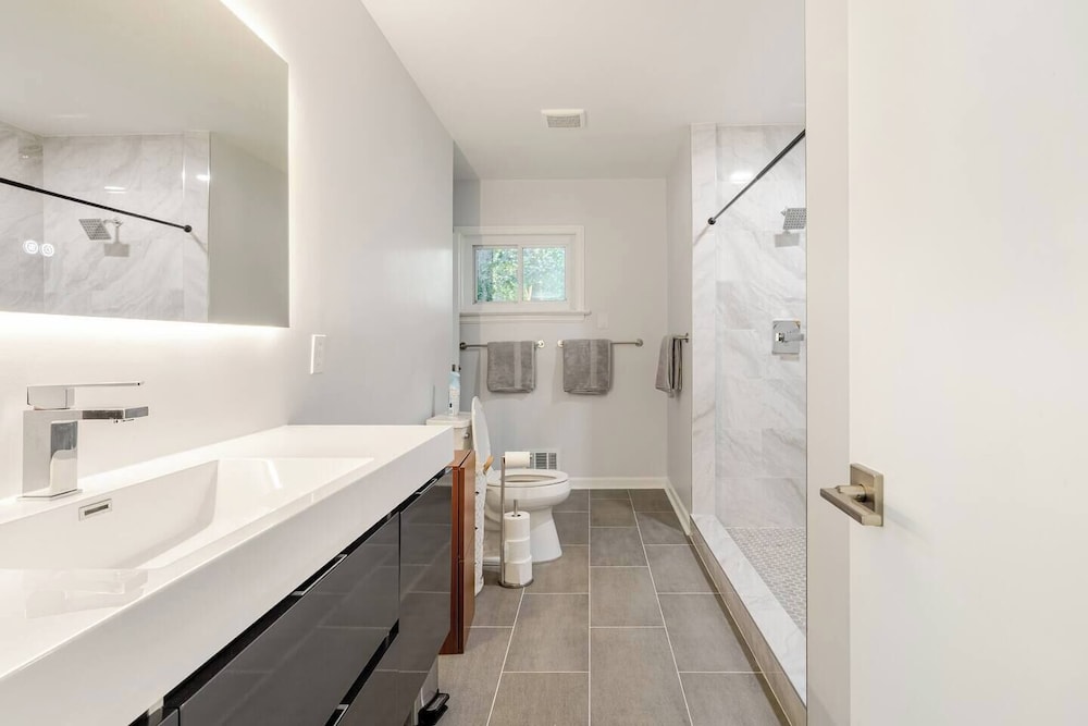 Stylish Comfort Modern Chef Kitchen 4 BR 2 Baths