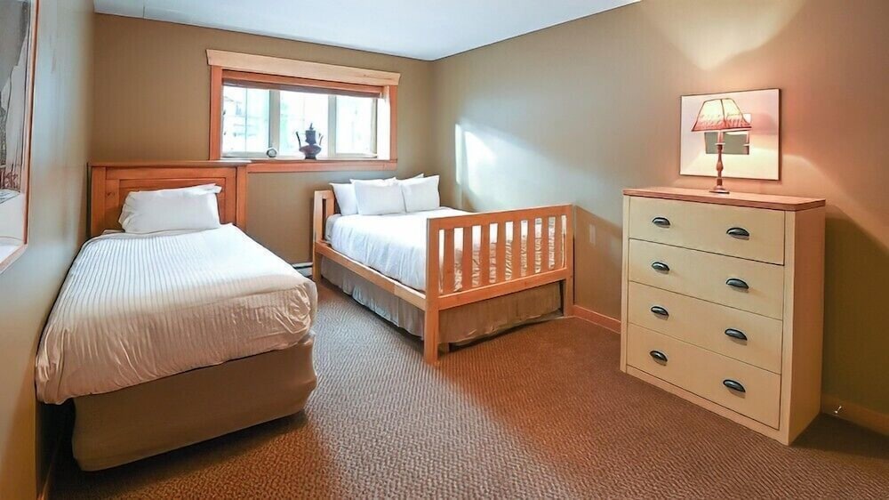 Pinnacle Ridge Chalets by Fernie Lodging