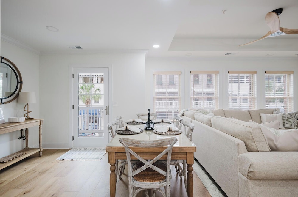 Lowcountry Landing! 3-story Townhouse in Old Town's Promenade