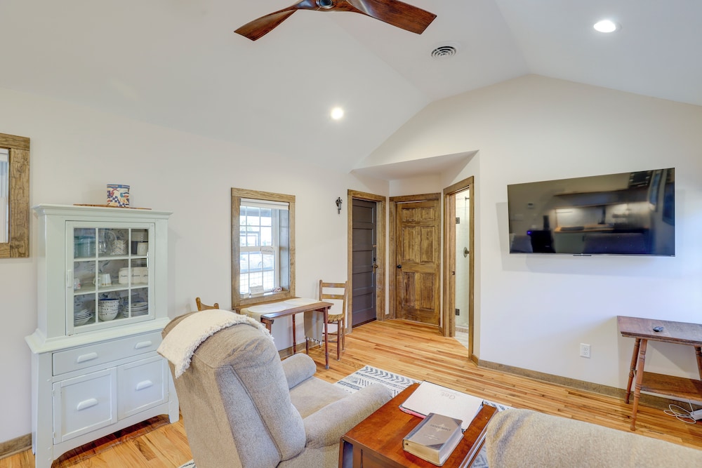 2 Blocks to AT: Mountain View Cabin Unit 2