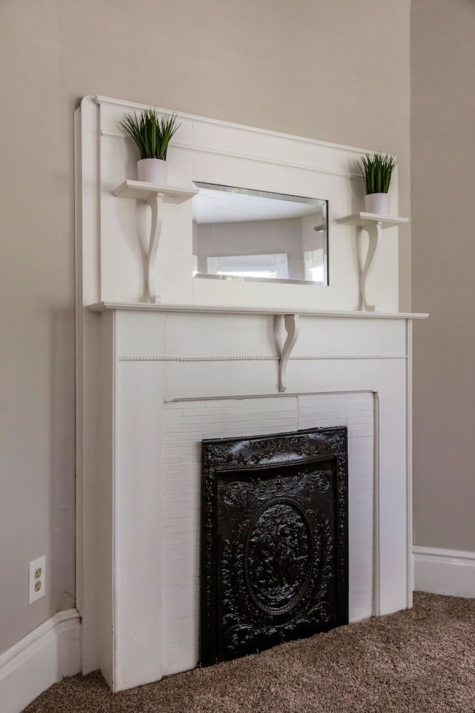 Stylish 2BR House on Frankfort Ave by Cozysuites - Image 5