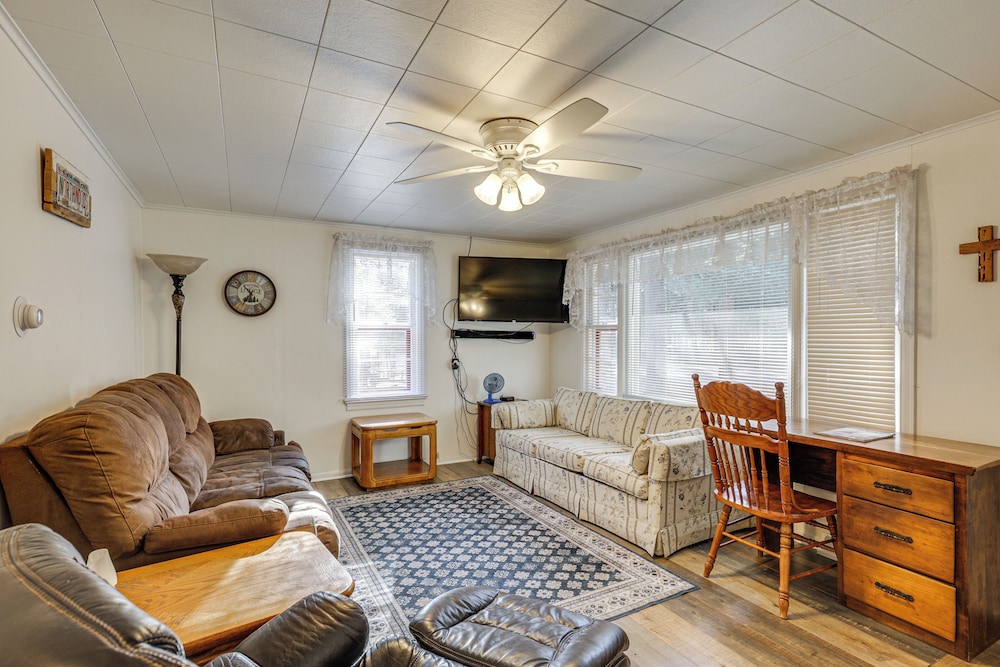 Year-round Chain of Lakes Retreat! Northwoods Home