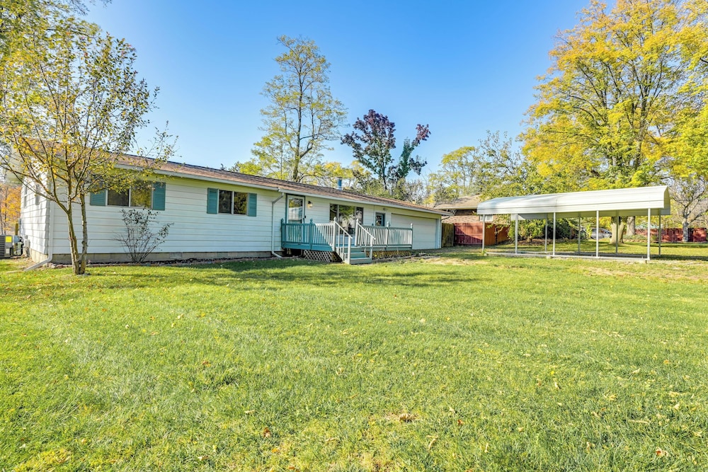 Sand Lake Retreat: Canal Access & Large Yard!