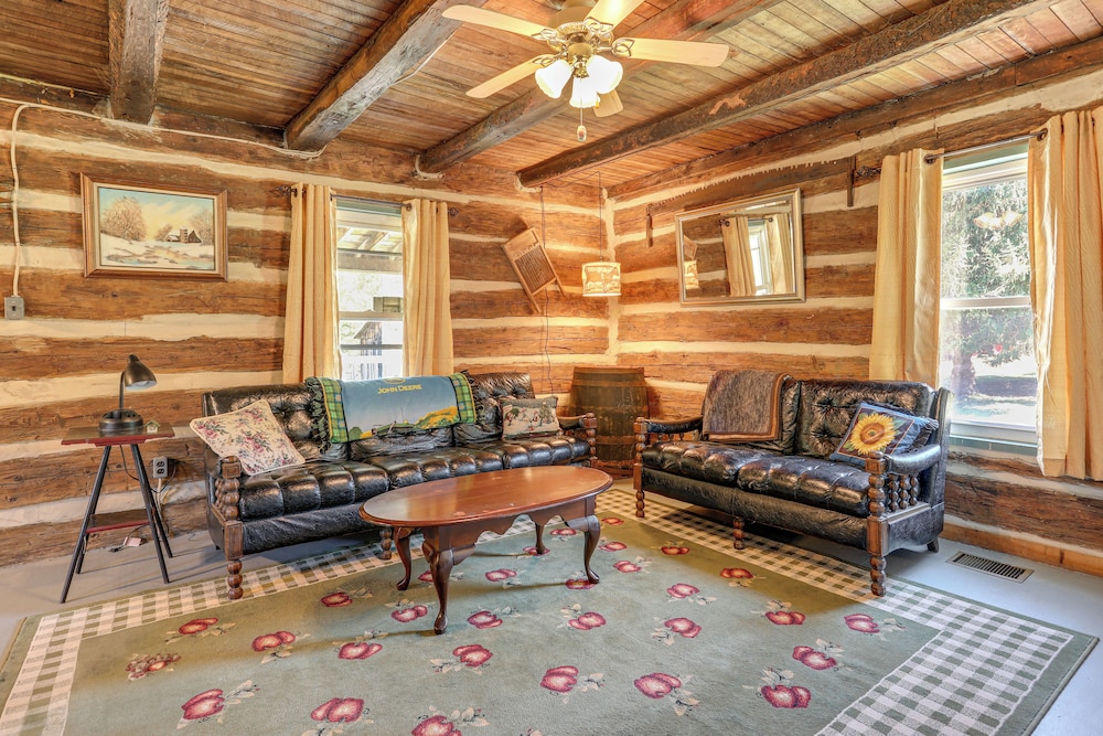 5 Mi to State Parks: Penfield Cabin w/ Fire Pit!