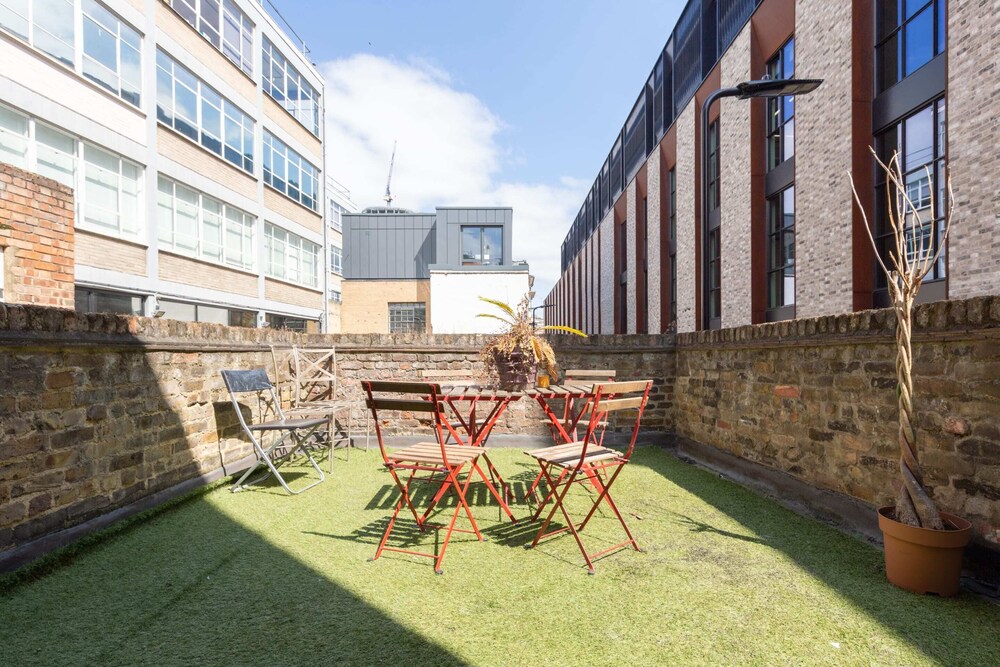 2BD Flat With Private Balcony - Shoreditch