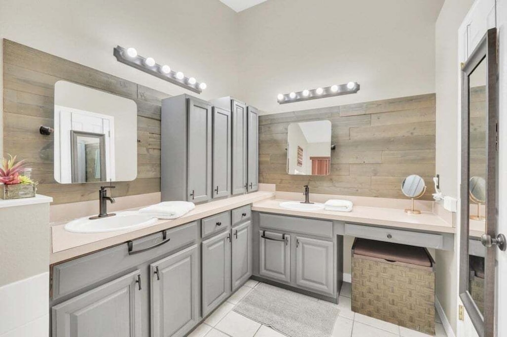 Large 4 bedroom Pool Home With Relaxing Vibes 4 Villa