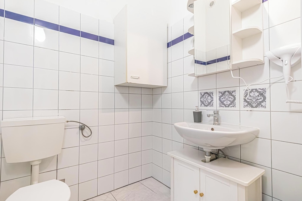 Cozy 2BR Apt Near Belvedere Palace
