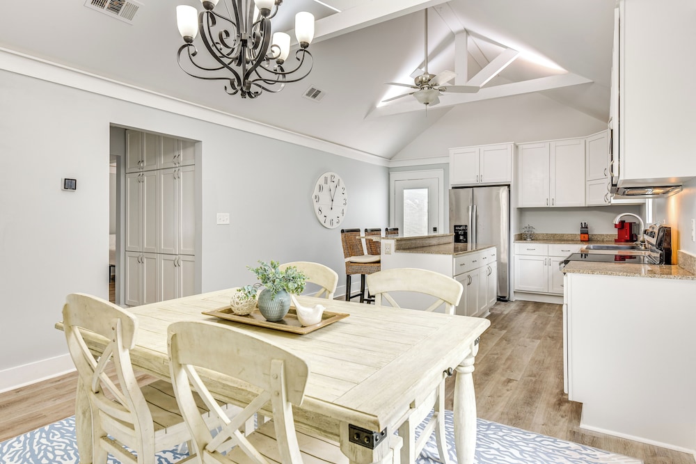 Walk to Choctawhatchee Bay: Santa Rosa Beach Home!