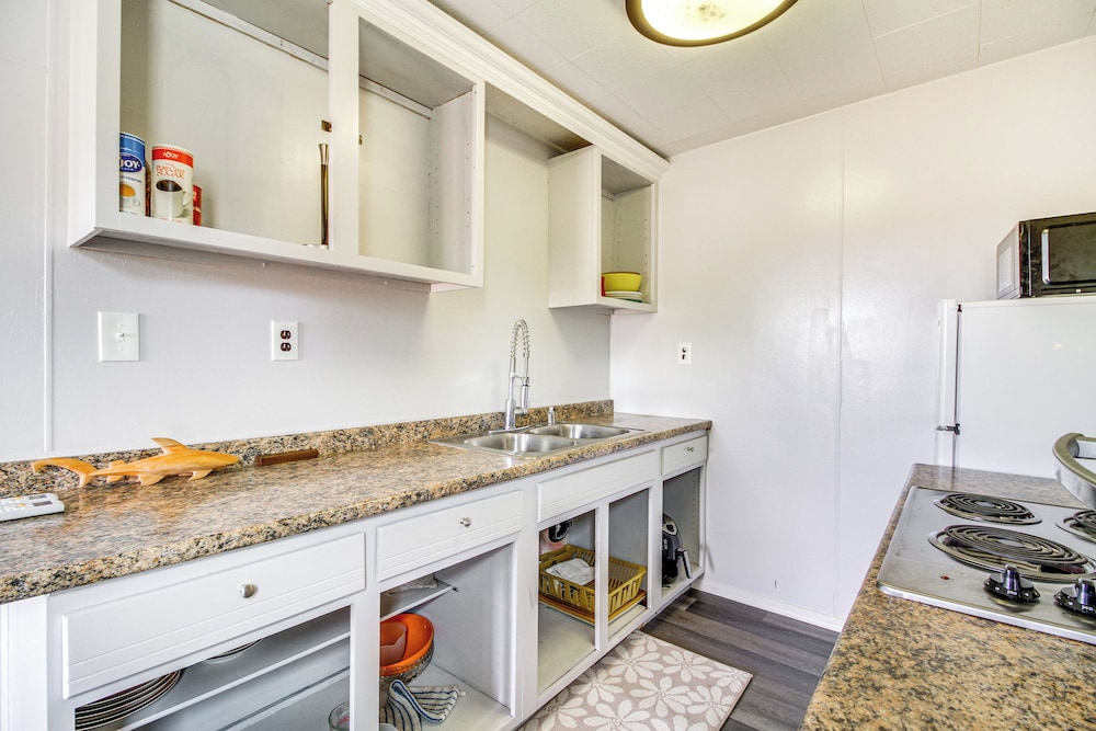 4 Mi to Rio Grande: Bosque Farms Home w/ Patio!
