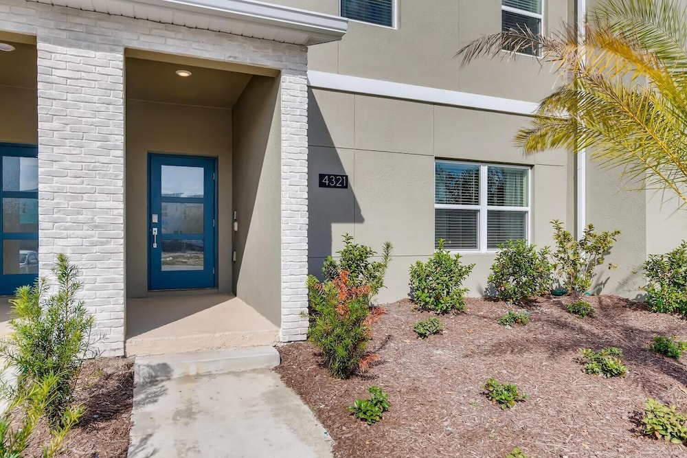4321 QS - Magical Haven Townhome w/ Pool