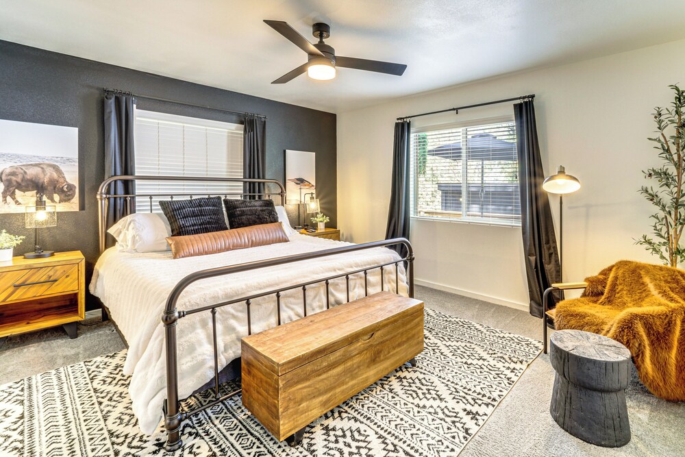 Walk to Trails: Modern Munds Park Mountain Retreat