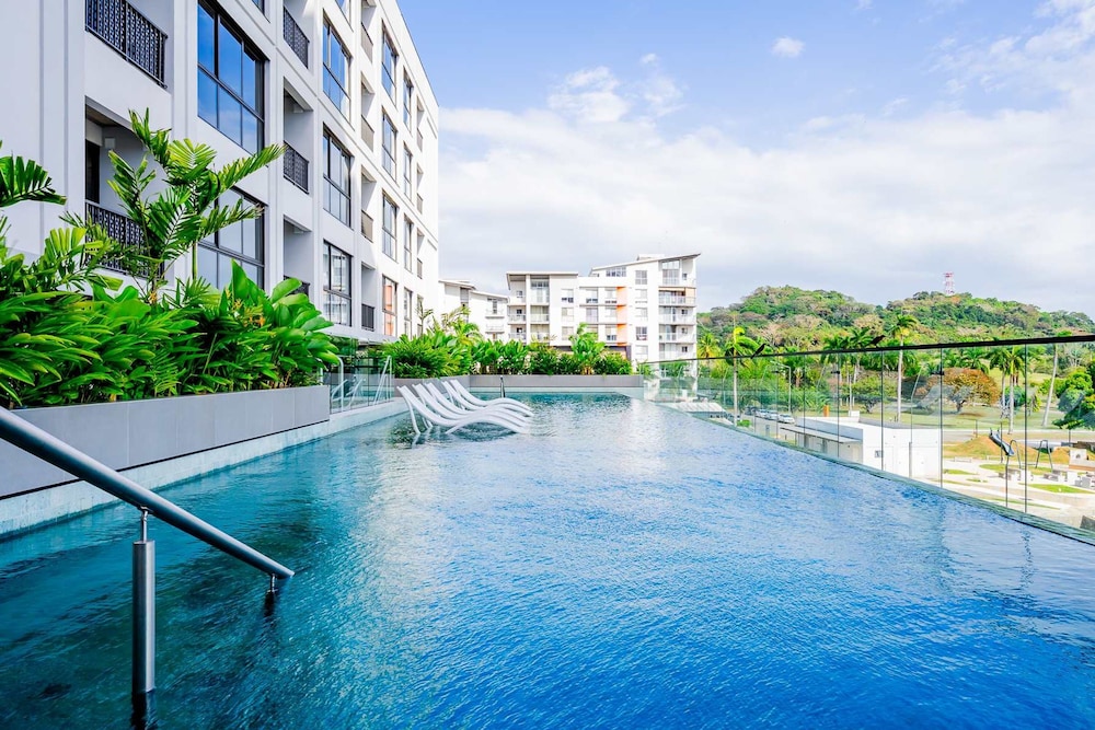 w Sophisticated 1BR w Great Deco in Centriqo