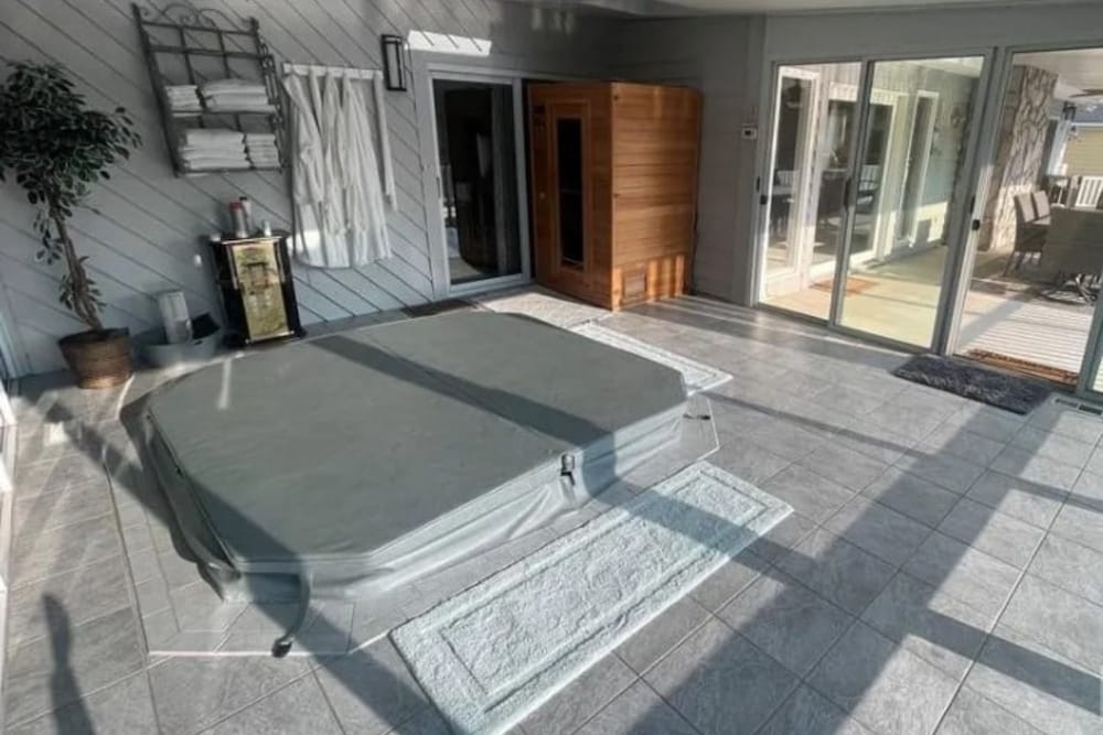 Sip Sip Away by Avantstay Pool Hot Tub
