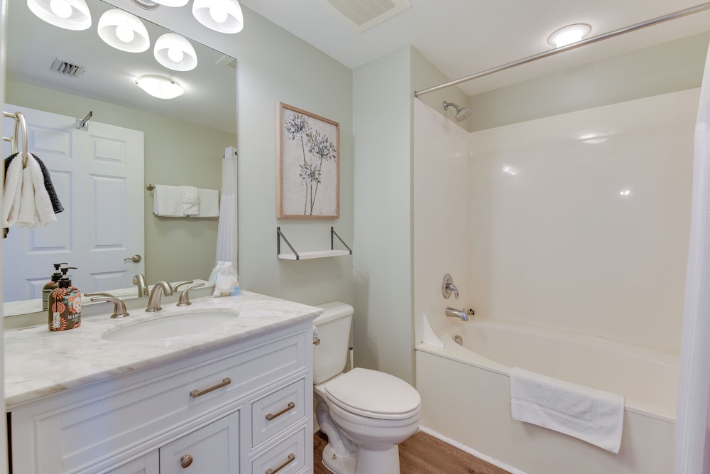Walk to White-sand Beach: Resort Condo in Destin!
