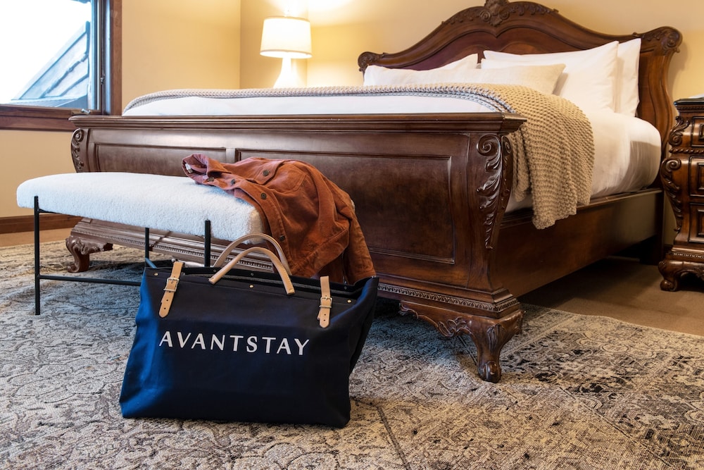High Meadow by Avantstay Alpine Views w/ Indoor Pool, Hot Tub & Open Floor Plan view 4