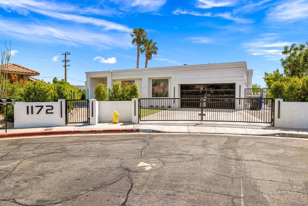 The Lighthouse- Monthly 4 bd 4 bth Pool Spa
