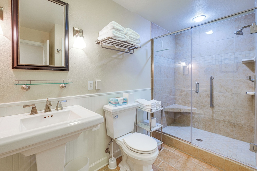 Resort Condo w/ Marina Access in Williamsburg!