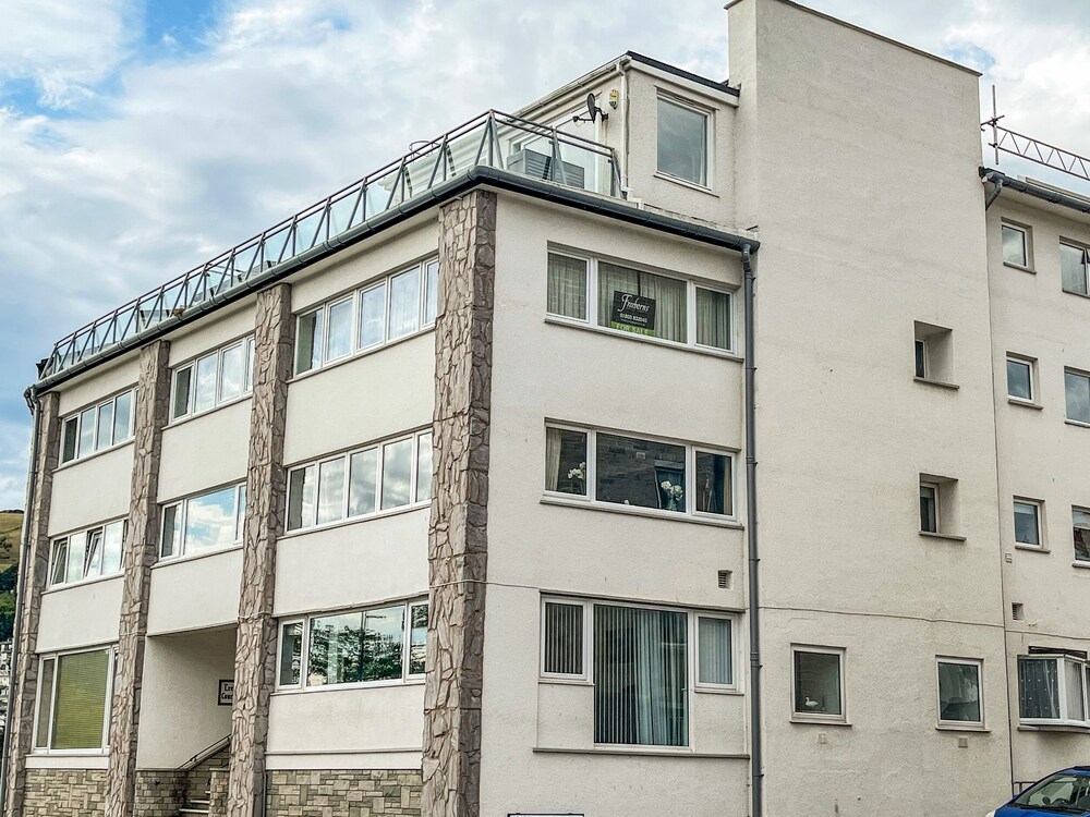 2 Lee Court