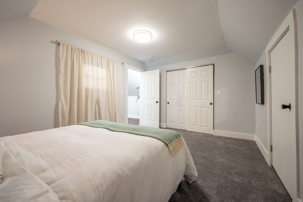 Spacious 5-Bedroom Blue Bungalow