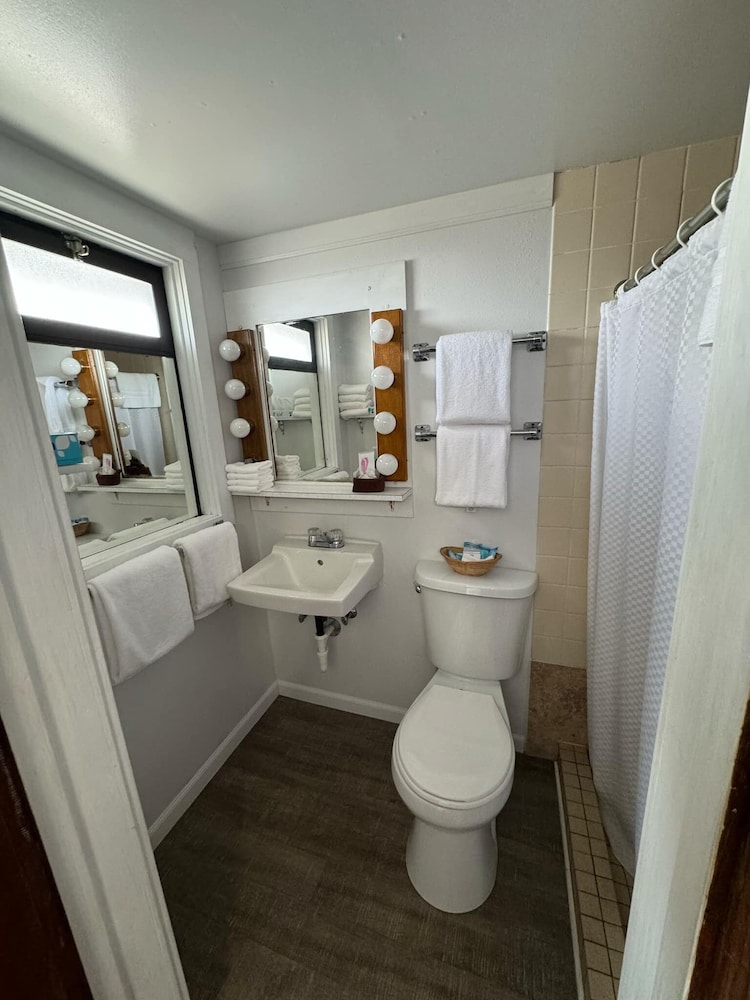 Sunset Oceanfront Lodging
