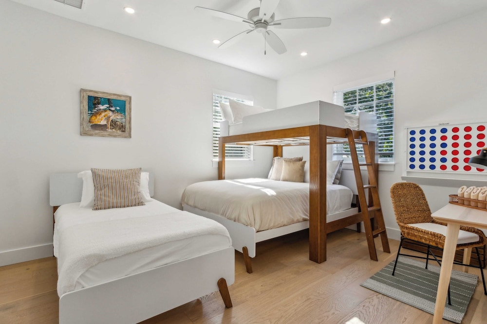 Serenity at Surfside by Avantstay Pool, Porches, Fire Pit & Arcade Near Vilano Beach